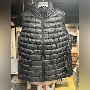 Monroe & Main Women's Black Quilted Vest